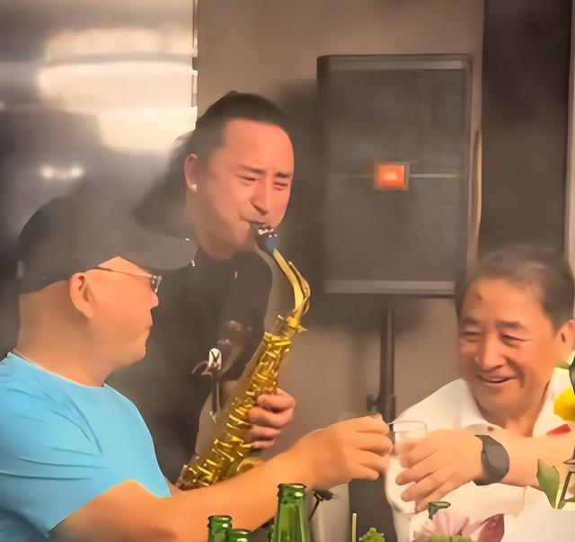 姜昆美国过圣诞仅1天，恶心一幕上演，郭德纲的话含金量还在上升