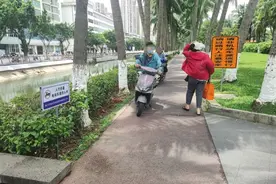 “电动车驶入人行步道，有安全隐患”，海口龙华区水务局：道路入口处设立警示牌图片