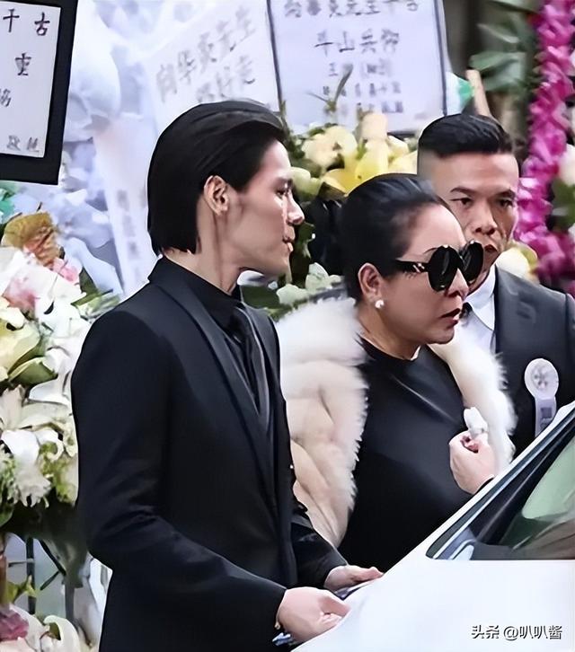 一场追悼会	，戳穿向华强夫妇在香港的真实地位，原来李连杰没说谎