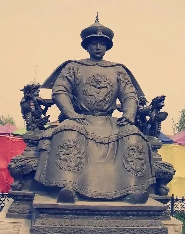 2005年沈阳，皇寺广场上的清十二帝像