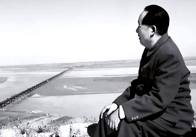 毛主席去算卦，老和尚看后说：江河湖海皆可游，唯独黄河不能去