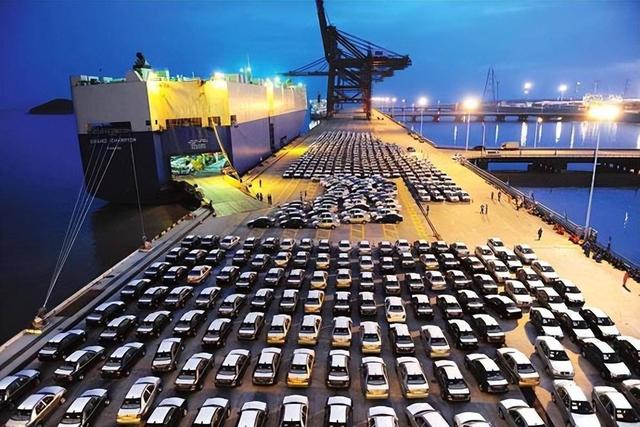 特朗普：中国军队能有今天，全靠美国给的7220亿	，养兵力造军舰