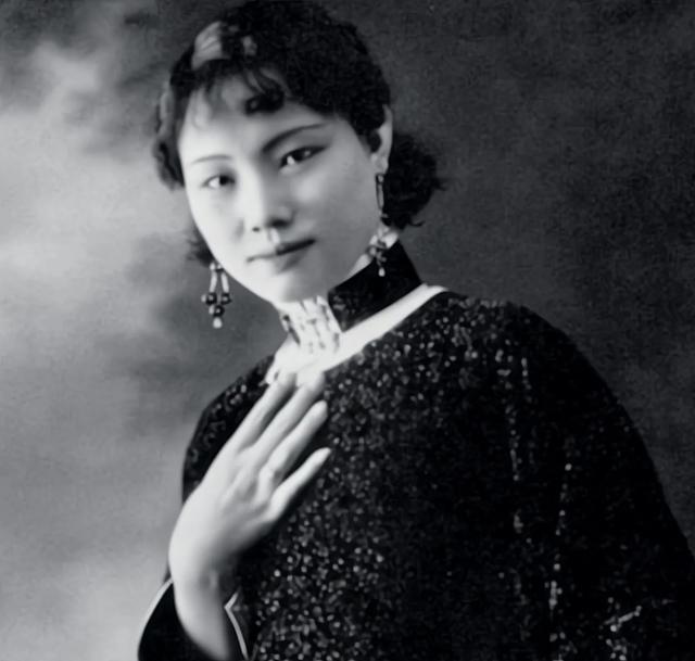 两女共侍一夫，姐妹关系情同手足，生前三人同行，死后三人葬同穴