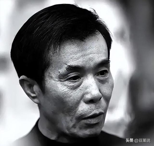 老艺术家何庆魁，被自己亲儿子捅刀：他嫖不动了，每月1万够花