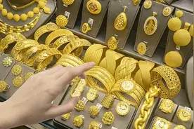 黄金交易火爆，二手市场见证金价飙升图片