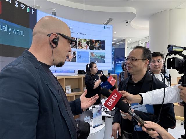 全球91国记者团深度体验亮亮视野AR翻译眼镜，北京亦庄展示中国科创实力