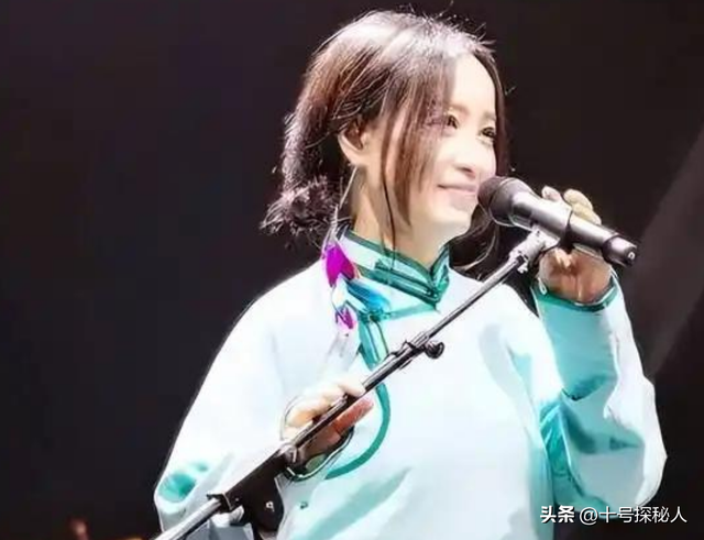 连上5次春晚，私下却和恩师同居怀孕被骗流产，如今56岁依旧单身