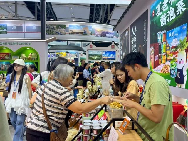2025广东旅博会圆满落幕！韶关展厅展示非遗绝技+AI打卡、抽奖火出圈！实力诠释“天然氧吧，康养胜地”