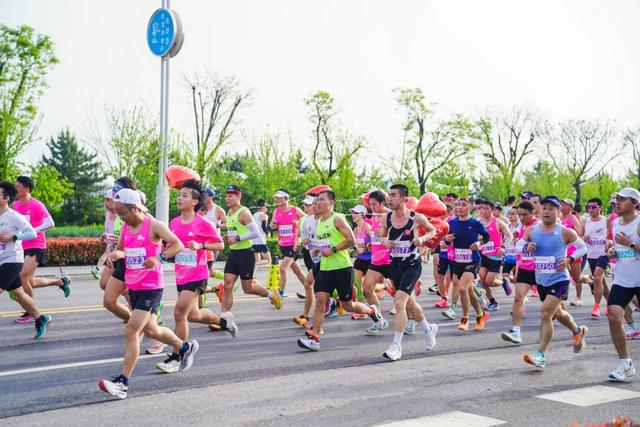 荧光夜跑遇见潮玩集市，本周六杨凌给你双倍快乐！