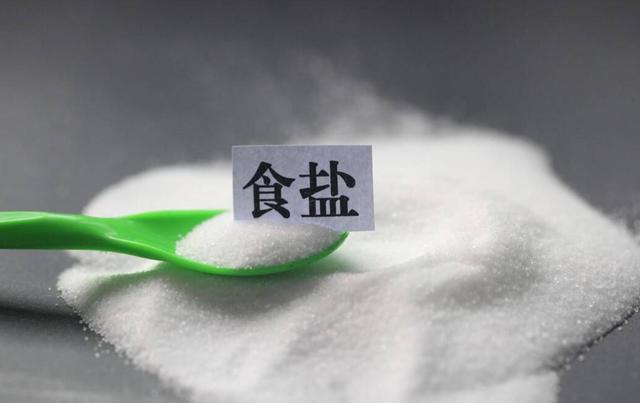 头皮上总长“疙瘩”？这多半与5个因素有关，可别不当回事！