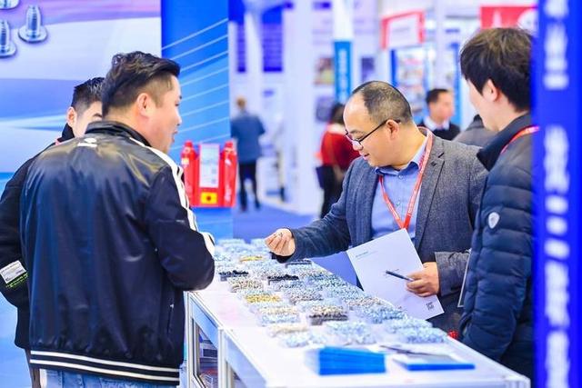 还敢说15年的差距吗？加速出售光刻机的背后，ASML已经慌了