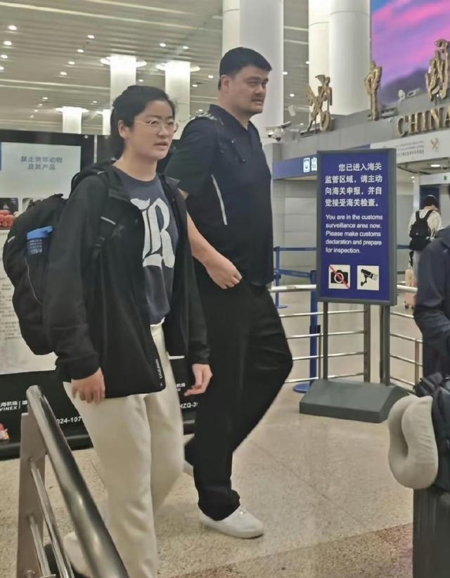 姚明和女儿现身苏州老家，不得不说姚明女儿没选择打篮球有些可惜