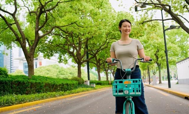 一个人骑车的早晨，才是成年人最顶级的放松方式，比躺平爽10倍！