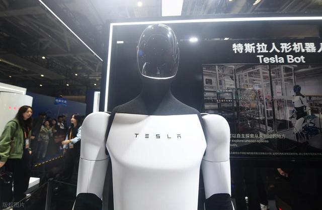 获得马斯克点赞！小鹏机器人比得上特斯拉“擎天柱”吗？