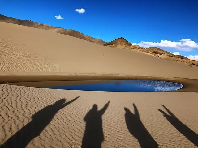 沙漠与湖泊相拥！西藏这片五彩沙丘美到犯规