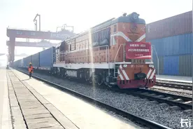 乙巳蛇年首趟中欧班列（武汉）顺利开行图片