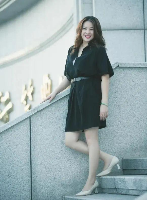 他是央视金牌主持人，57岁才结婚，娶北师大教授，气质高贵还漂亮