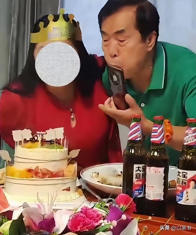 77岁何庆魁自爆已再婚：去年领证妻子比他年轻，直言需要被照顾