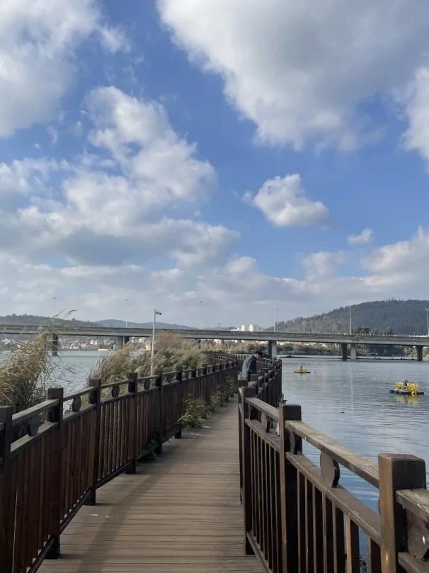 滇池边藏了个“小鼓浪屿”，白房子+彩虹桥+喂海鸥…朋友圈收割机