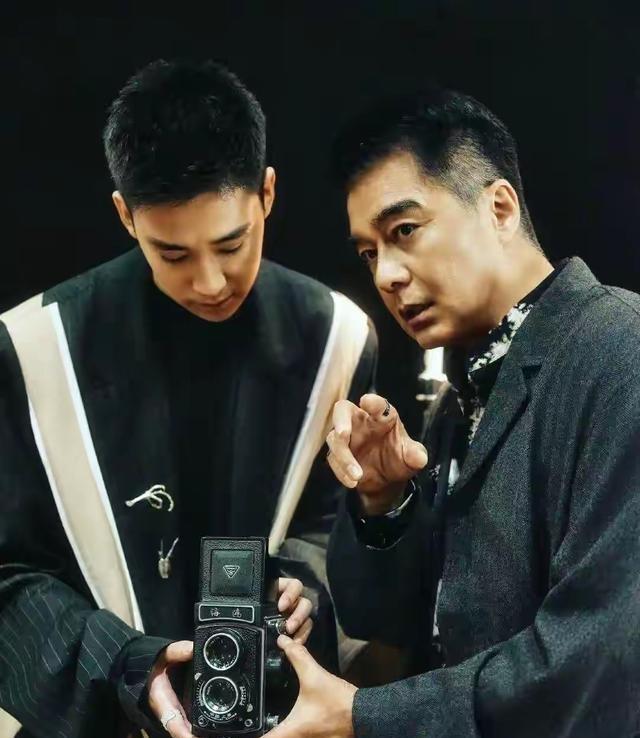 原来他是许亚军长子，神似前妻何晴，如今名校毕业已成父亲的骄傲