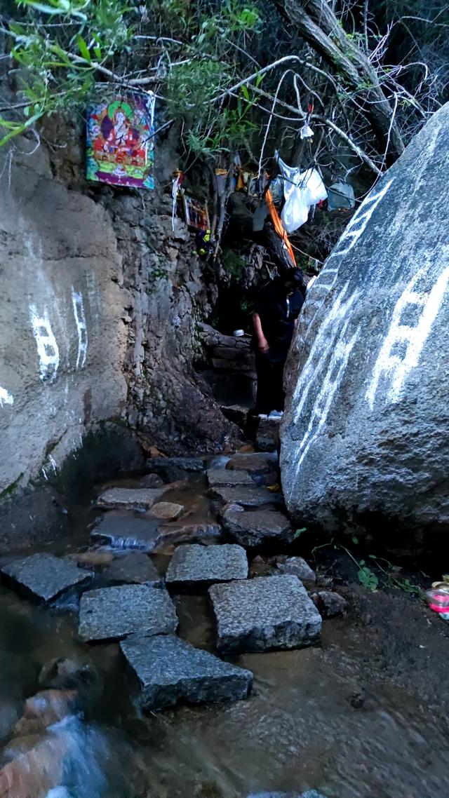 两登拉萨色拉寺后山，上升600米，山顶海拔4200米，经幡飘扬