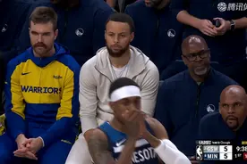 勇士憾负！波杰28+6+4，赛后库里走入场内，一把抱住兰德尔图片