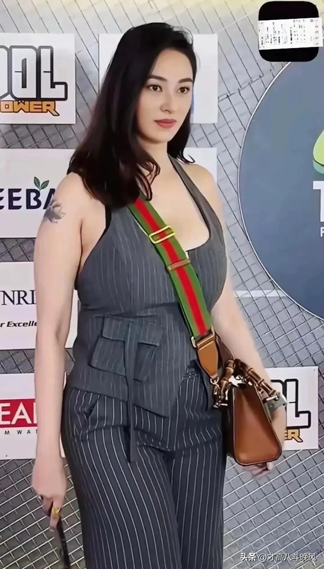 美杜莎太绝了！大体格穿灰色条纹连体裤，五官大气美到挪不开眼
