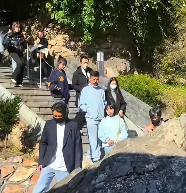 辛柏青吃饭被偶遇，瘦了老了破碎感太强，一旁李乃文不停给他夹菜