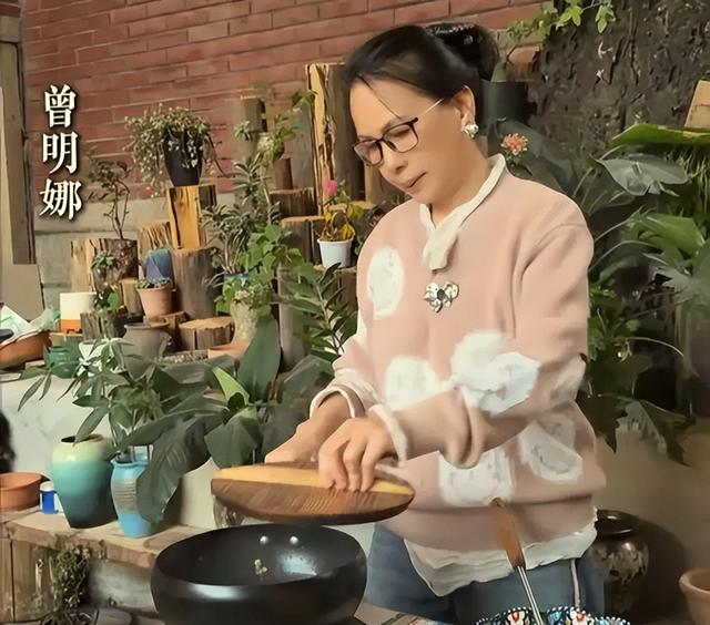 赖昌星妻子曾明娜现状，独居3000平老宅	，做饭弄花草活成人生赢家