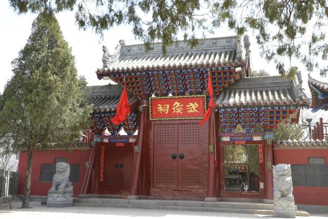 一祠承文脉，满园忆三国。