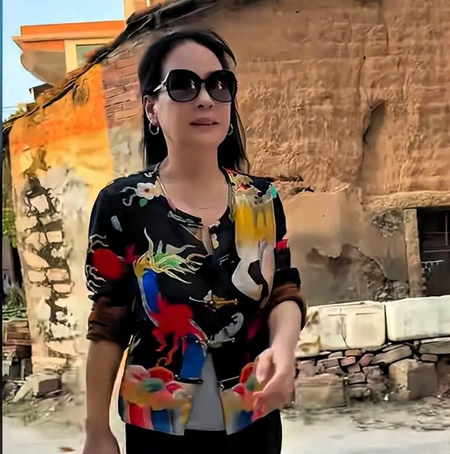 赖昌星前妻曾明娜现状：独居3000平老宅，种花做饭，活成人生赢家