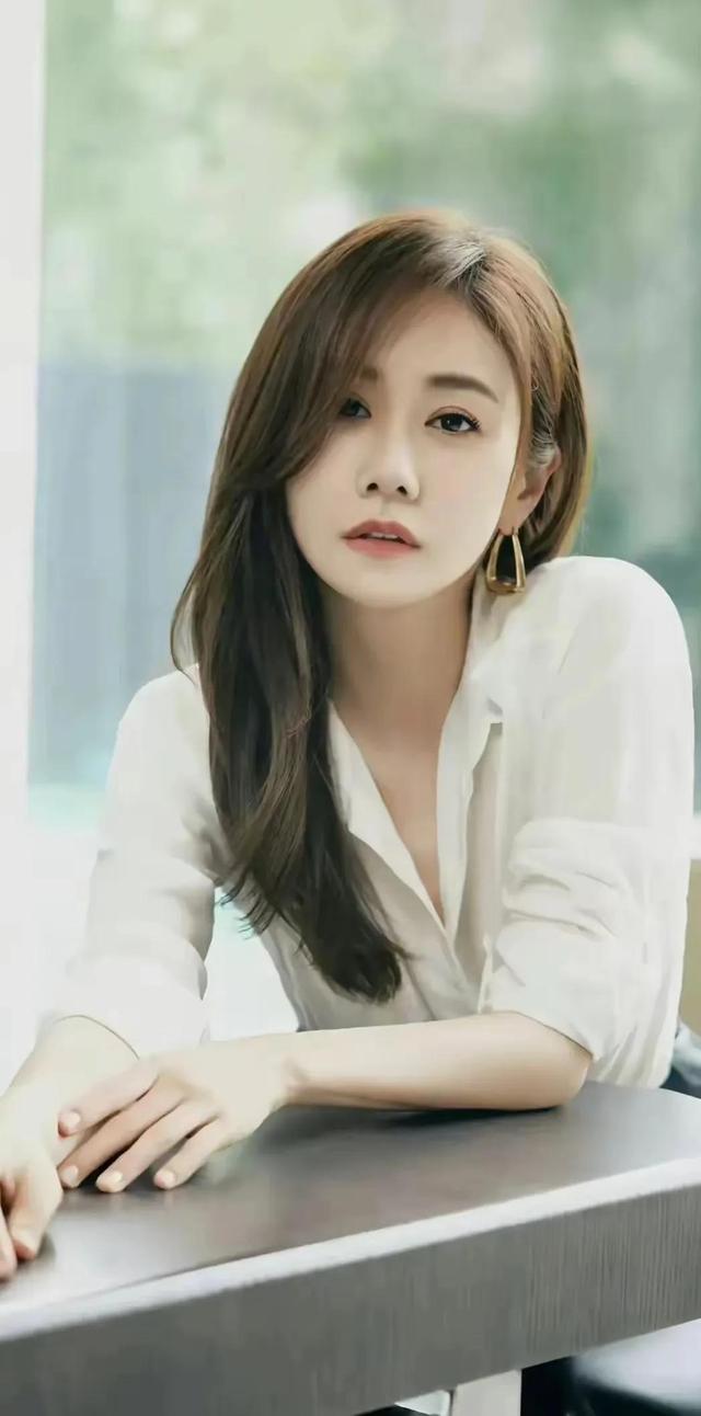 刘芸的腿是真直啊,太好看了,难怪被网友称为“腿精”。