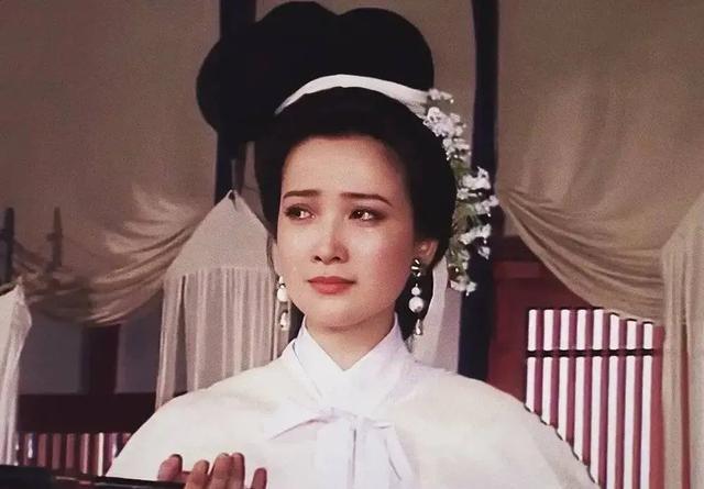 何晴葬礼举行！儿子手捧骨灰，遗像曝光惹泪目，廖京生现身送别