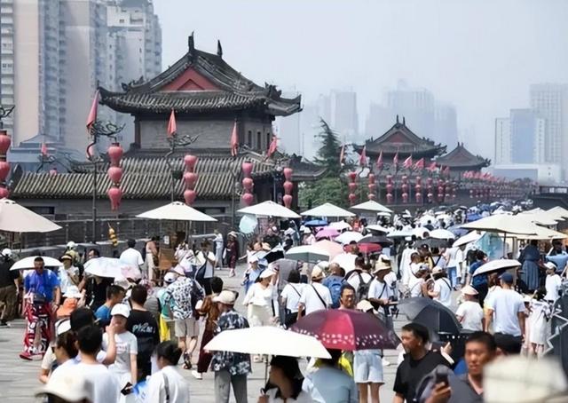 湖北3人到西安旅游，点了3碗泡馍一瓶酒，结账时震惊：没算错？