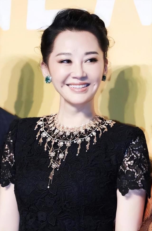 她一生 “风流成性、老少通吃”，撩汉无数，现如今56岁却依旧单身