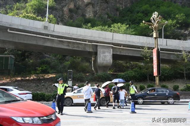 烈日下的坚守：九寨沟4.1万游客高峰背后的暖心风景