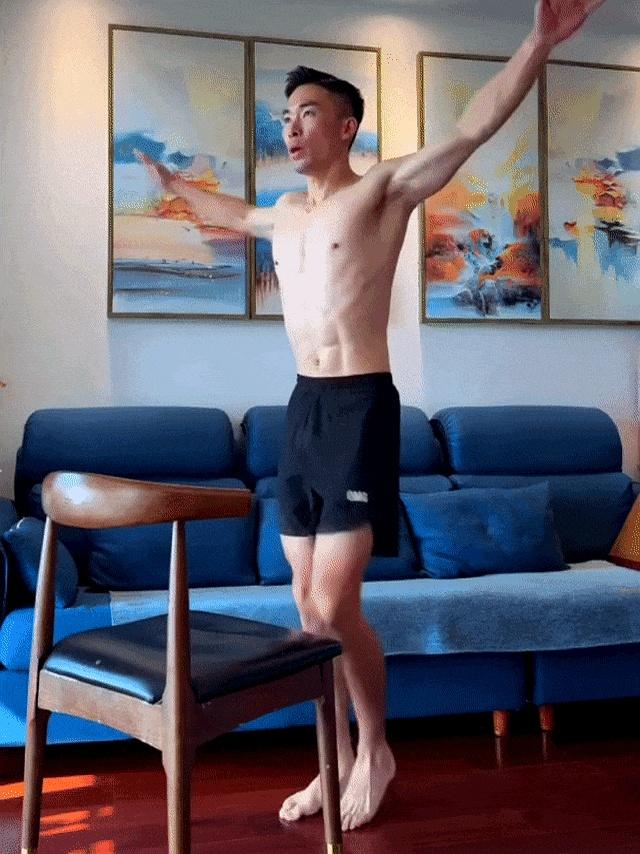 每天站立抬腿100次，大肚腩收回去了，双腿也瘦了一大圈儿