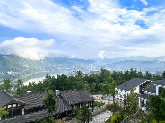 云阳县登天梯记：欲上山顶虽然累，无限风光在梯顶