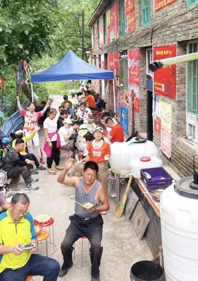 “龙哥”滑坠身亡，年仅58岁，知情人：坠落处有二三层楼高，头部遭到重创，救援难度太大