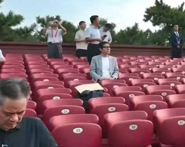九三阅兵现场：霍启刚姚明同框，体育天团好兴奋，雷军3点去排队