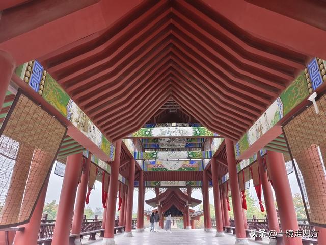 在“天仙配”传说的故事发生地孝感，建有一座“凤凰天仙城”