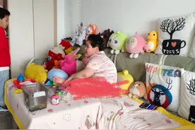 周一我在收拾卫生，无精力管女儿，女儿又把毛绒玩具搬沙发去了图片