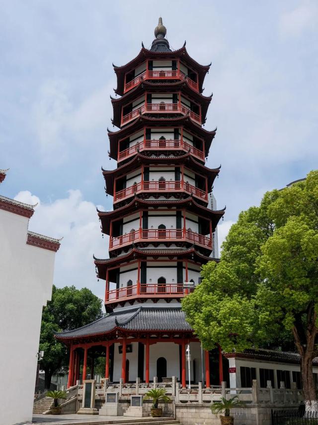 今年国庆，为什么是这座城拿了爽文剧本？