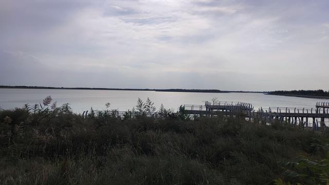 包头城南靠近黄河的昭君湖，也叫小白河景区，黄河浩渺，湖平如镜
