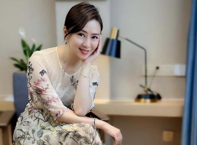 她出身清华大学，因拍三级片与父母决裂，如今再不让女儿进娱乐圈