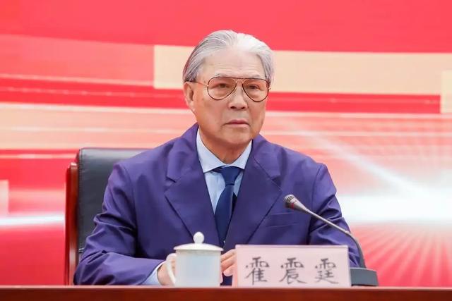 郭晶晶也没想到,79岁公公霍震霆再破天花板,让整个豪门圈沉默了