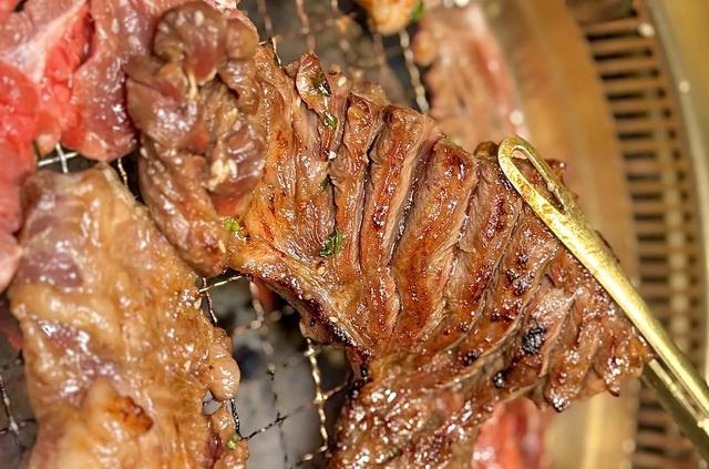 一口就爱上！烤肉店不同部位牛肉腌制法揭秘，轻松复刻美味