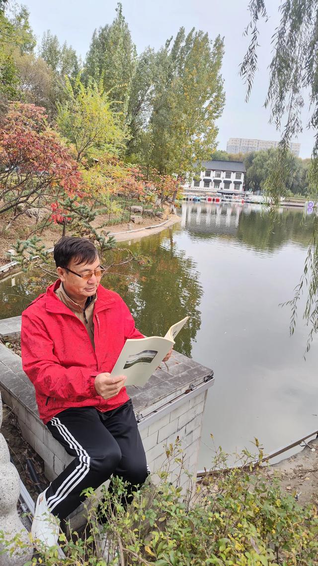 宣化万柳公园银杏黄来火炬红，战友军嫂游园观赏图片集