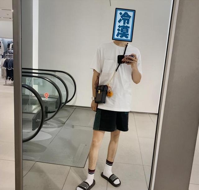 “长袜配拖鞋”在女大学生中流行，家长不能理解：不卫生也不好看