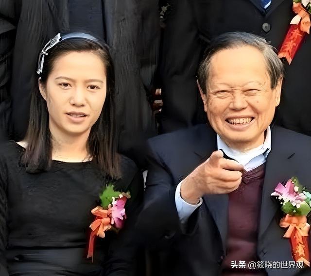 49岁的翁帆也没想到，杨振宁去世后，竟因一个举动实现口碑暴涨